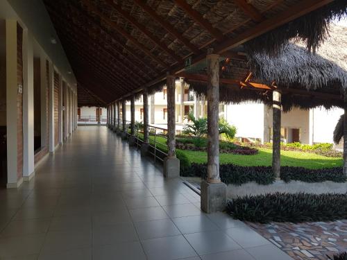 een lege gang van een gebouw met een grasdak bij Gran Hotel de Lago - Shushufindi in Shushufindi