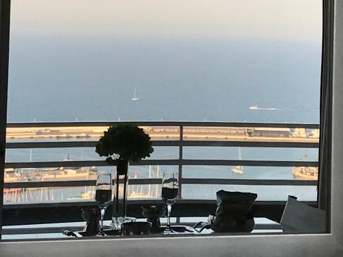 アリカンテにあるAlicante Top Sea View 29th Apts Downtown&Beachの海の景色を望む窓付きの客室です。