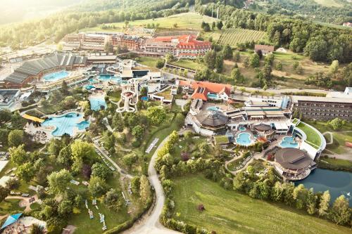 Bazén v ubytování Hotel Vier Jahreszeiten Loipersdorf nebo v jeho okolí
