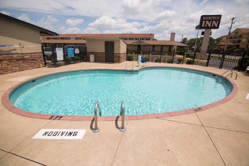 uma grande piscina num hotel em Memphis Inn em Memphis