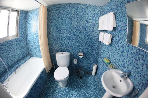 Koupelna v ubytování Asty Hotel