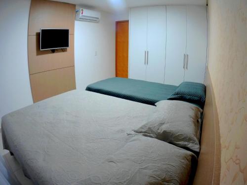 Giường trong phòng chung tại Carneiros Beach Resort