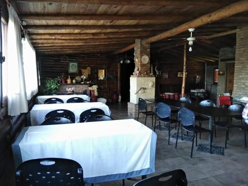 Una habitación con cuatro camas con caras en los frentes. en Posada la Cabaña, en Villa Tulumba