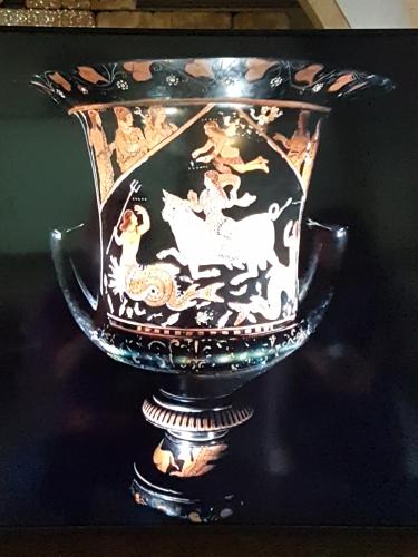 a vase sitting on top of a table at Casa Waida in Marinella di Selinunte