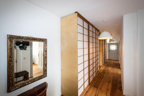 ザスニッツにあるFerienwohnung "Kleines Glück auf 100qm" - min 3 nights, max 5 persの廊下横の鏡