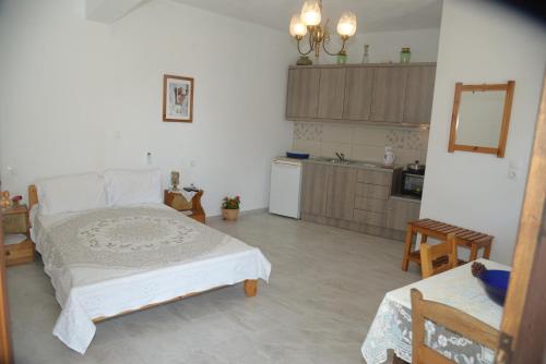 1 dormitorio con 1 cama y cocina en Betsanis Stafylos Apartments, en Stafylos