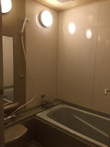 大阪市にあるホテル フー難波（大人専用）のバスルーム(バスタブ、鏡付)