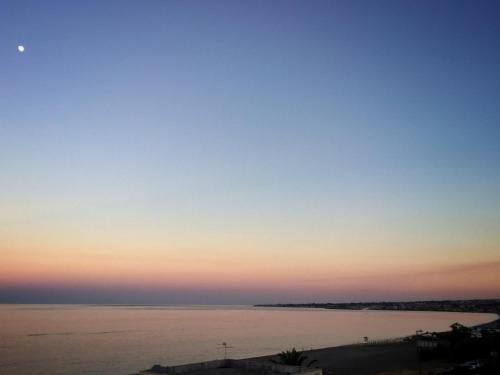 a view of the ocean at sunset at Suite sul mare in Mascali