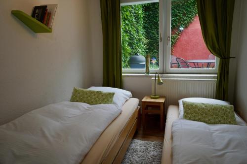 Een bed of bedden in een kamer bij Haus Wallstraße