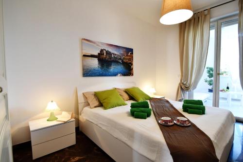 1 dormitorio con 1 cama grande con detalles verdes en Terra di Levante, en Mola di Bari