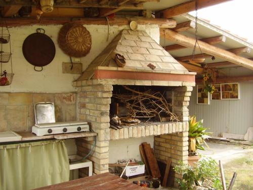 CollecorvinoにあるAbruzzo Casa Campagnaの屋外キッチン(コンロ、オーブン付)