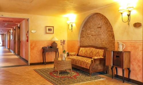 a living room with a couch and an archway at Hotel San Giorgio in Campobasso