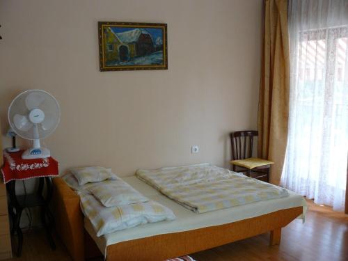 Ένα ή περισσότερα κρεβάτια σε δωμάτιο στο Hejő Apartman