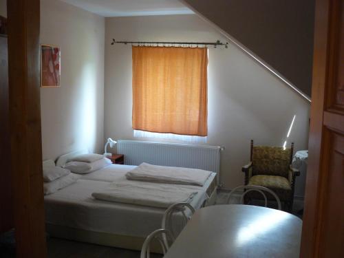 Ένα ή περισσότερα κρεβάτια σε δωμάτιο στο Hejő Apartman