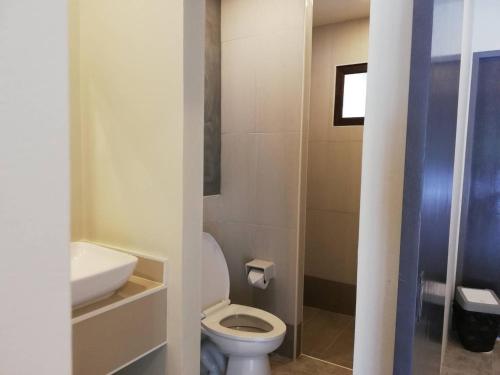 Banyan Resort @Rayong في بان فيه: حمام صغير مع مرحاض ومغسلة