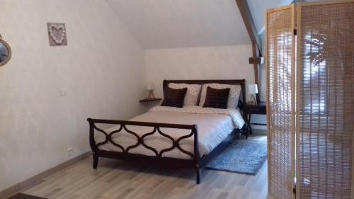 een slaapkamer met een bed en een blauw tapijt bij Chambre d'Hôtes Ty Men in La Roche-Bernard