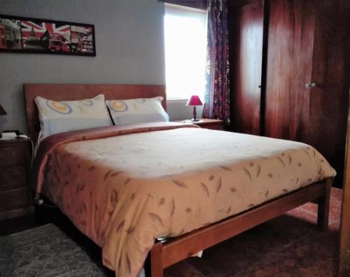 1 dormitorio con 1 cama grande en una habitación en Arrifana Summer Flat, en Aljezur