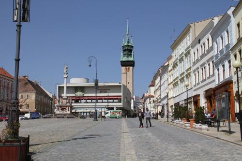 El barrio en el que está el hotel o un barrio cercano