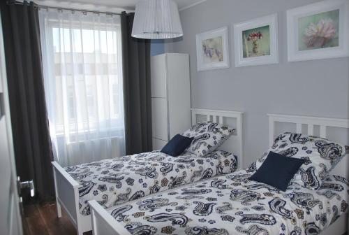 1 cama con edredón y almohadas en un dormitorio en Margaret Apartments, en Cracovia