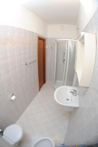 un bagno con lavandino, WC e doccia di Hotel Eraclea a Lido di Jesolo