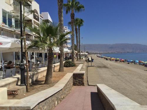 ロケタス・デ・マルにあるLa Perla Azul Playa - Terraza al Solのギャラリーの写真