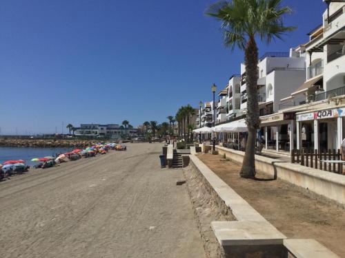 ロケタス・デ・マルにあるLa Perla Azul Playa - Terraza al Solのギャラリーの写真