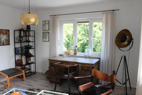 eine Küche mit einem Waschbecken und einem Fenster in der Unterkunft Apartment Rheingold in Bayreuth