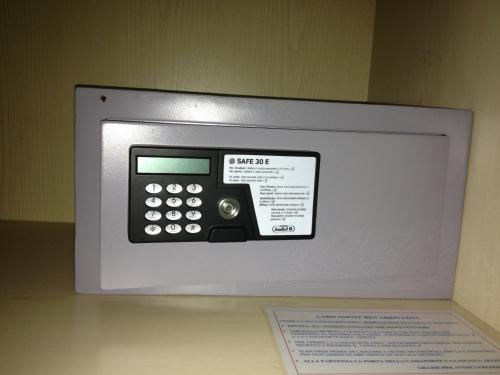 a microwave oven sitting on top of a table at Hotel Rivamare in Massignano