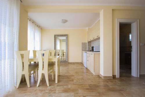 Η κουζίνα ή μικρή κουζίνα στο Apartaments Crown Silvia