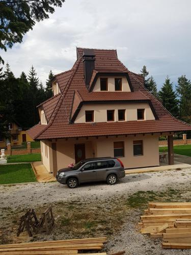 a car parked in front of a house at Vila Tri Srca in Beserovina