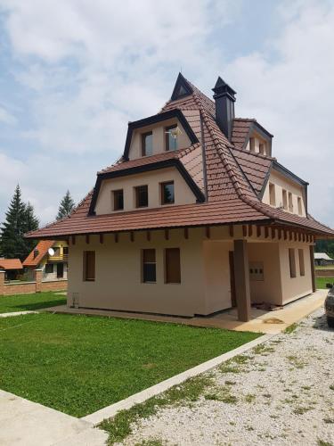 a house with a roof on top of it at Vila Tri Srca in Beserovina