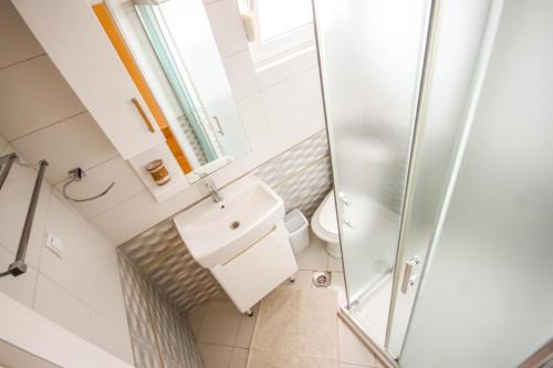 Ένα μπάνιο στο Apartaments Crown Silvia