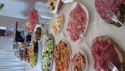 een tafel met verschillende soorten levensmiddelen op borden bij Masseria Montevergine in Otranto