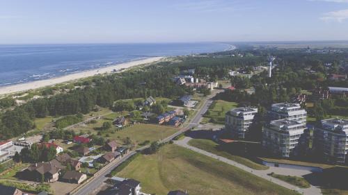 een luchtzicht op een strand en gebouwen en de oceaan bij Resort Hotel Elija in Šventoji