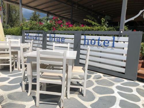 Un restaurante o sitio para comer en Royal Blue Hotel
