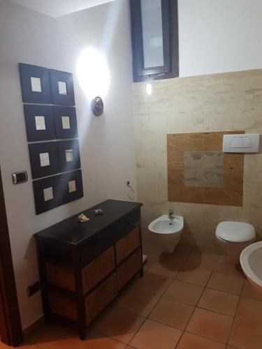 a bathroom with a sink and a toilet at L'Orecchietta 2.0 in Ruvo di Puglia