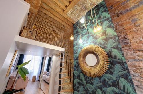 Cette chambre est dotée d'un mur avec un miroir. dans l'établissement La Casa Jungle - Spa - Lyon Centre, Pentes de la Croix Rousse, à Lyon