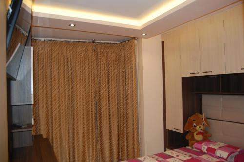 ein Schlafzimmer mit einem Bett und einem braunen Teddybär in der Unterkunft Luxury Apartment Neptune Center in Warna