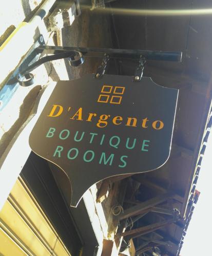 D'Argento Boutique Roomsに飾ってある許可証、賞状、看板またはその他の書類