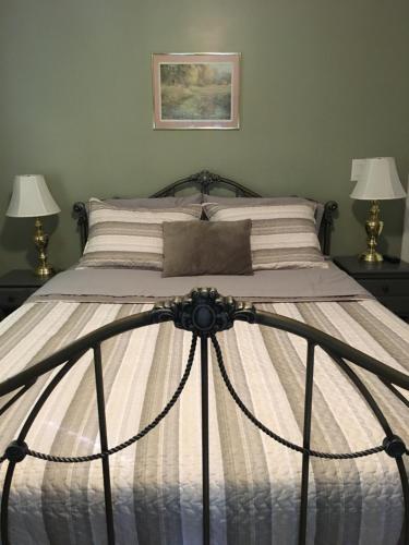 a large bed in a bedroom with two lamps at Secluded Country Getaway in Highland