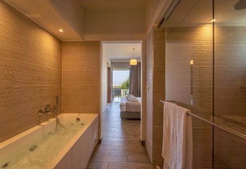 Ένα μπάνιο στο Achilles Hill Hotel