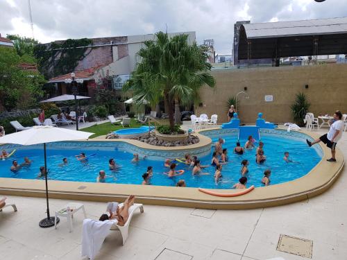 un grupo de personas en una piscina en Hotel Termal Rio Hondo en Termas de Río Hondo