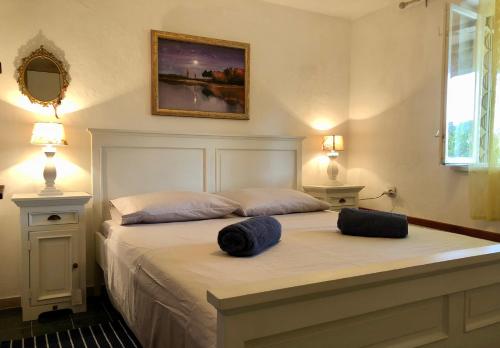 een slaapkamer met 2 bedden en handdoeken bij Apartments Splitska Dream in Splitska
