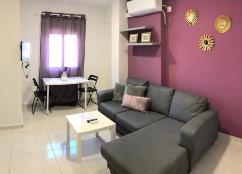 uma sala de estar com um sofá e uma mesa em Castle Apartment em Alicante