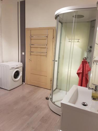 een badkamer met een wasmachine, een wasmachine en een droger bij Ferienwohnung in Diehlo in Eisenhüttenstadt