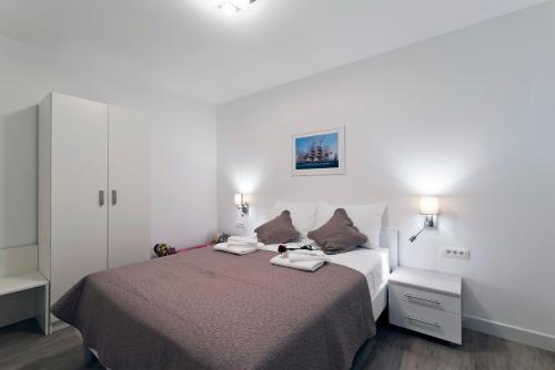- une chambre avec un lit et 2 oreillers dans l'établissement Ida 3 Apartments, à Dubrovnik