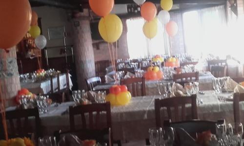 a dining room with a table with balloons on it at Agriturismo E Turre in Serrastretta