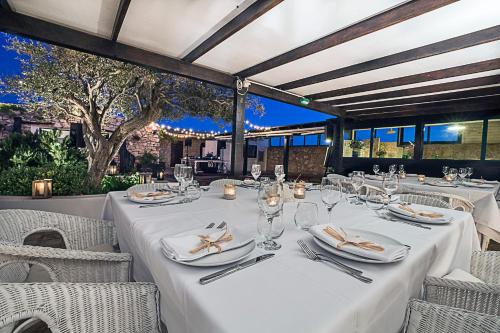 A restaurant or other place to eat at I Dammusi di Borgo Cala Creta
