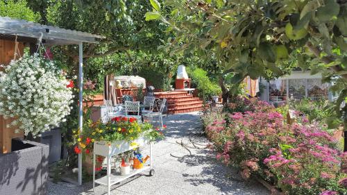 a garden with a bunch of flowers on display at Appartements della Schiava in Bad Kleinkirchheim