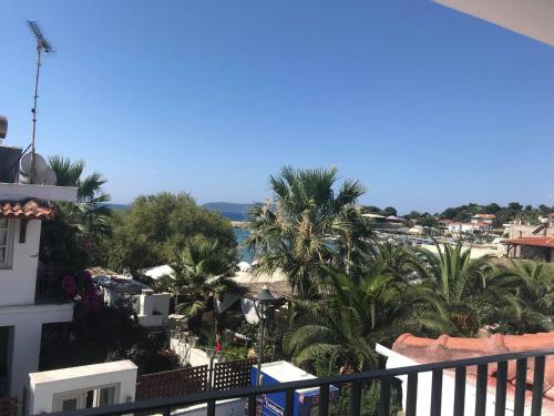 - un balcon offrant une vue sur la plage dans l'établissement Eleni's house, à Foinikounda